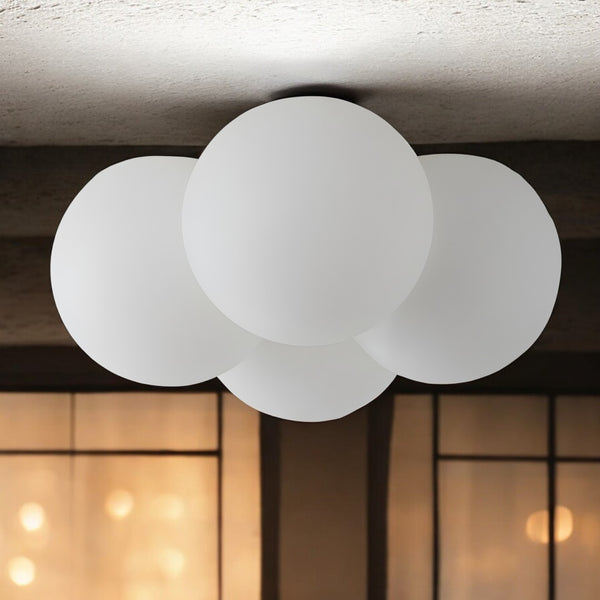Minimalistisk planmonteret loftlampe i skyform