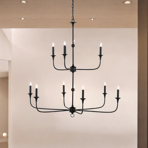 Elegant lysekrone i flere etager med lysestager