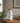 Moderne keramikvase med stablede sten