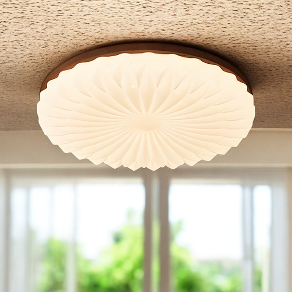 Moderne planmonteret loftlampe med plisseret skærm